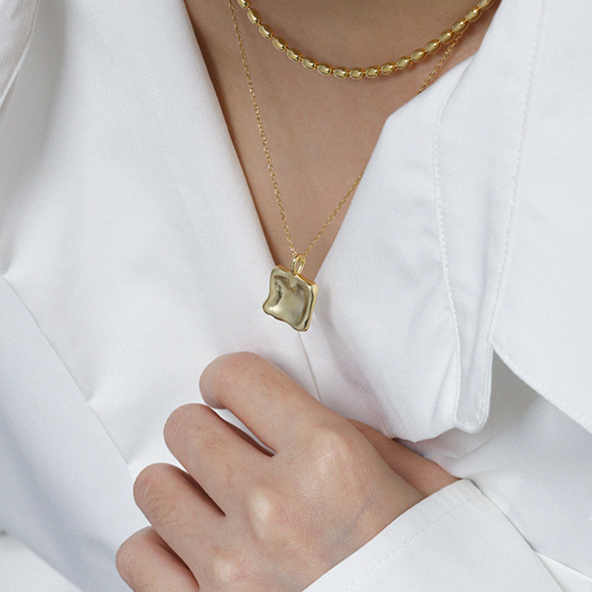 Close-up of gold abstract charm necklace perfect for fashion jewelry批發 and gifting sets