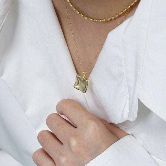 Close-up of gold abstract charm necklace perfect for fashion jewelry批發 and gifting sets