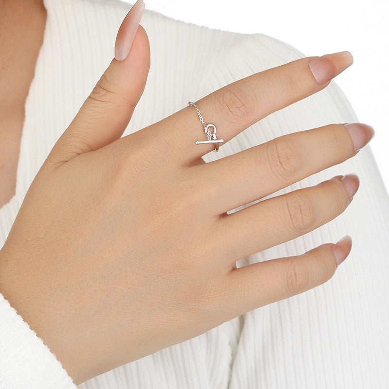 S925 sterling silver toggle chain ring worn on hand with polished silver tone finish