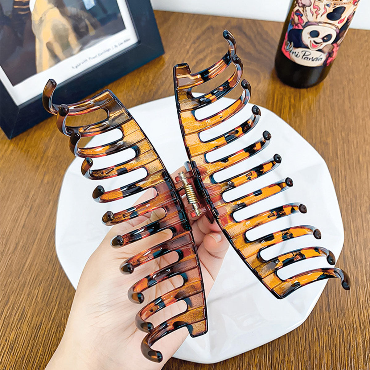 tortoise shell hair claw clip open