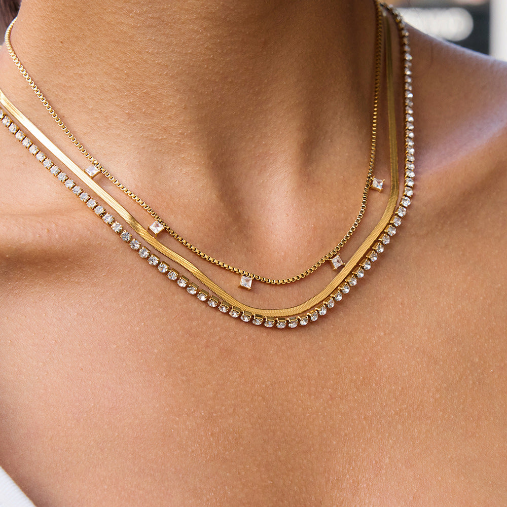 Triple layer necklace with 39 cm station chain 41 cm herringbone chain and 43 cm tennis chain