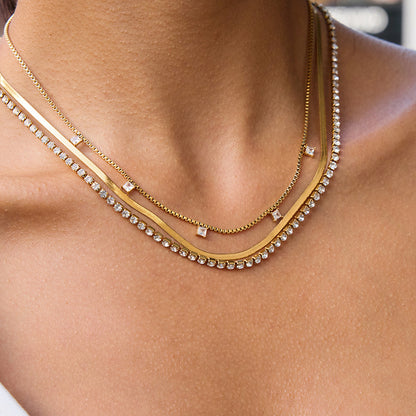 Triple layer necklace with 39 cm station chain 41 cm herringbone chain and 43 cm tennis chain