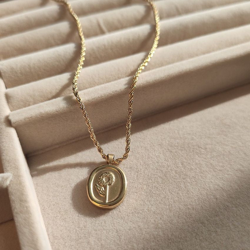 Vintage Gold Pendant Necklace Engraved Gold Disc Minimalist Oval Pendant Jewelry Wholesale